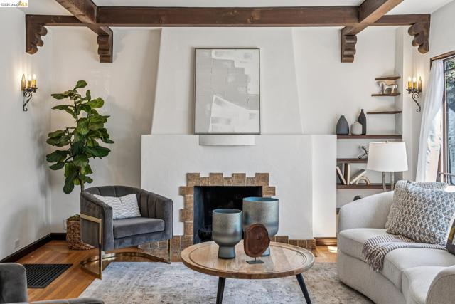 21 Portsmouth Road, Piedmont CA: https://media.crmls.org/mediaz/8b460436-2e5f-4ef7-a83d-dfc6dd4139e7.jpg