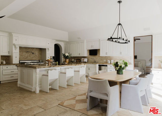 9301 Cherokee Lane, Beverly Hills CA: https://media.crmls.org/mediaz/8b462e93-e9e5-471d-a80a-98ddc2fa0f0b.jpg