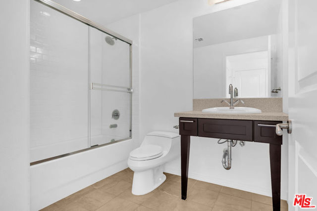 4050 GLENCOE Avenue, Marina del Rey CA: https://media.crmls.org/mediaz/8b466436-151b-40f6-964c-9b90a8e5ae53.jpg