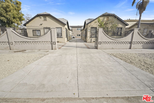 2808 S Cloverdale Avenue, Los Angeles CA: https://media.crmls.org/mediaz/8b46c9bd-8f1c-4935-91ce-c55891402546.jpg
