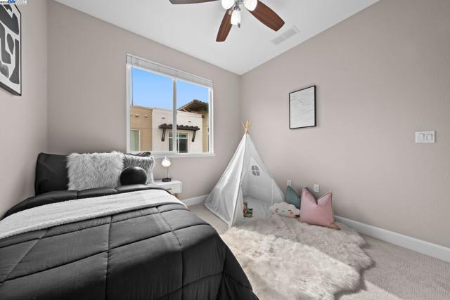 5223 S Esprit Loop, Dublin CA: https://media.crmls.org/mediaz/8b46d015-34f5-4472-b56f-112648e0745f.jpg