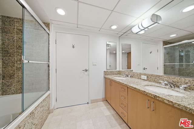 13700 Marina Pointe Drive, Marina del Rey CA: https://media.crmls.org/mediaz/8b46d259-67b2-45d9-a51d-9ec367af81ec.jpg