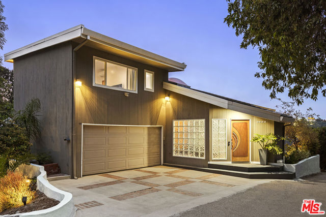 3820 Broadlawn Drive, Los Angeles CA: https://media.crmls.org/mediaz/8b471099-cd32-4702-84e6-d1d060750013.jpg