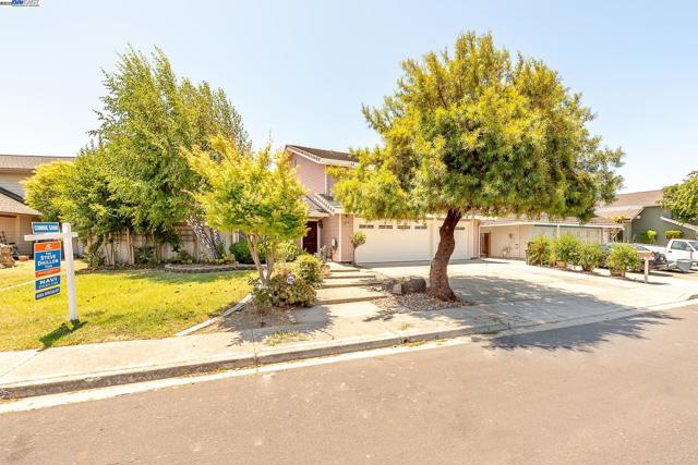 32760 Orick St, Union City CA: https://media.crmls.org/mediaz/8b48ae98-3af5-4769-b8e2-a2426a316caf.jpg