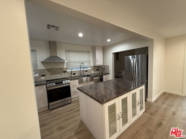 6159 Sylvia Avenue, Tarzana CA: https://media.crmls.org/mediaz/8b48e195-7bb1-4ff5-a8b5-460e6fbee328.jpg