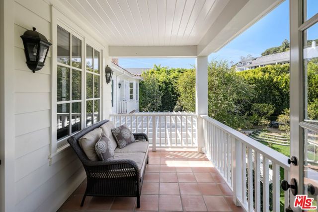 1667 Amalfi Drive, Pacific Palisades CA: https://media.crmls.org/mediaz/8b493b88-74da-4473-9c85-88565ea8e0f2.jpg