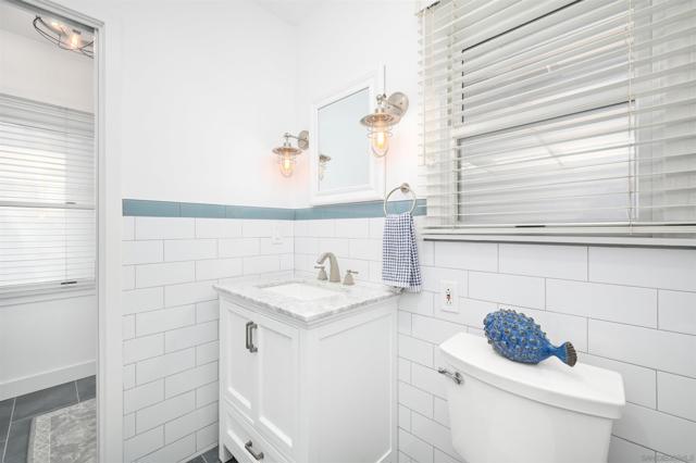 206 E E Oceanfront, Newport Beach CA: https://media.crmls.org/mediaz/8b4a5f89-46a5-4c3c-bec2-6342b73d5a51.jpg