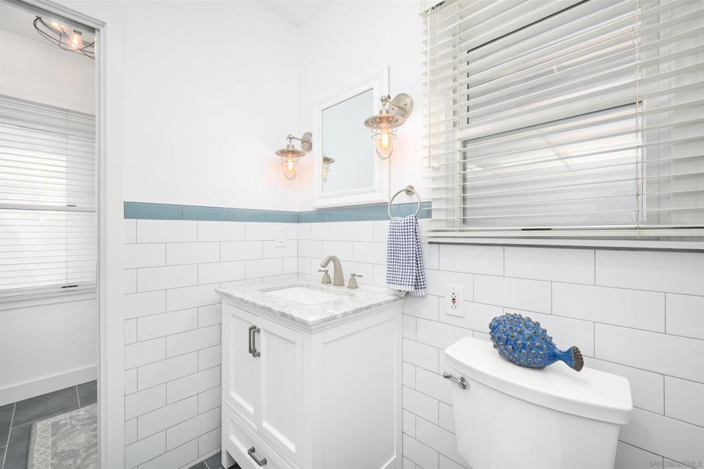 https://media.crmls.org/mediaz/8b4a5f89-46a5-4c3c-bec2-6342b73d5a51.jpg?preset=X-Large