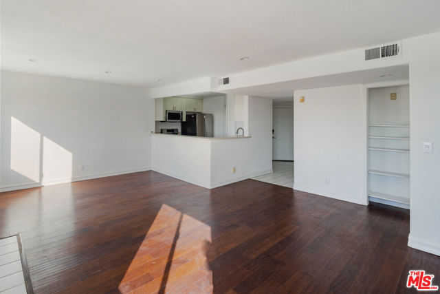 1216 S Saltair Avenue, Los Angeles CA: https://media.crmls.org/mediaz/8b4af8d7-432e-4e19-a90a-551dbd224563.jpg