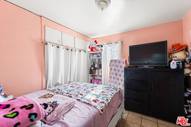 1114 S Kern Avenue, Los Angeles CA: https://media.crmls.org/mediaz/8b4b6cbd-1760-421b-bc3a-dc88dbcc129f.jpg