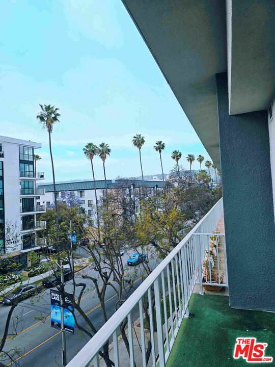 100 S Doheny Drive, Los Angeles CA: https://media.crmls.org/mediaz/8b4bb8b6-681f-416c-af41-c6c3d082cb9d.jpg