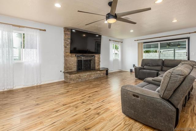 557 Oaklawn Ave, Chula Vista CA: https://media.crmls.org/mediaz/8b4ce1c6-db19-46ae-9a31-efd094ad6eeb.jpg
