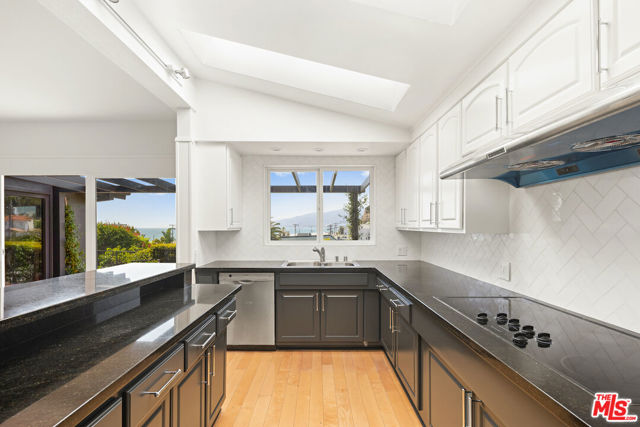117 Ocean Way, Santa Monica CA: https://media.crmls.org/mediaz/8b4d07dc-1320-4ce3-a05c-b8b031c9f10e.jpg