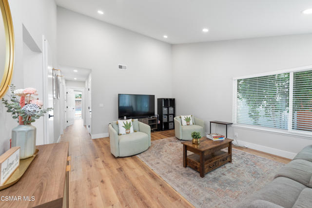 3268 Hilldale Avenue, Simi Valley CA: https://media.crmls.org/mediaz/8b4d7419-a674-40ff-b3be-1063f0d2707c.jpg