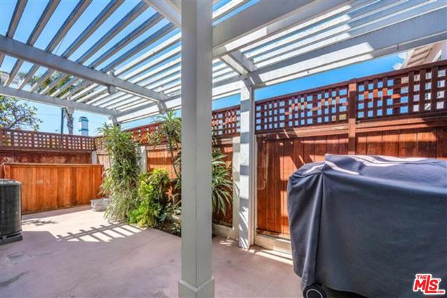 420 S Broadway, Redondo Beach CA: https://media.crmls.org/mediaz/8b4da01f-69c4-4344-88ef-9310345f3de0.jpg