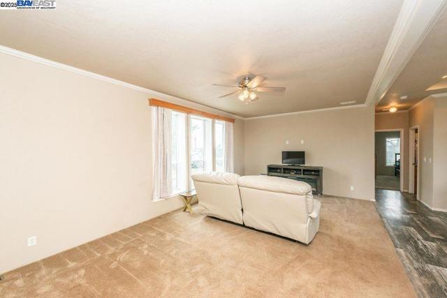 21679 Squaw Grass Trail, Redding CA: https://media.crmls.org/mediaz/8b4df768-d1a5-4dbd-ba18-01258606be25.jpg