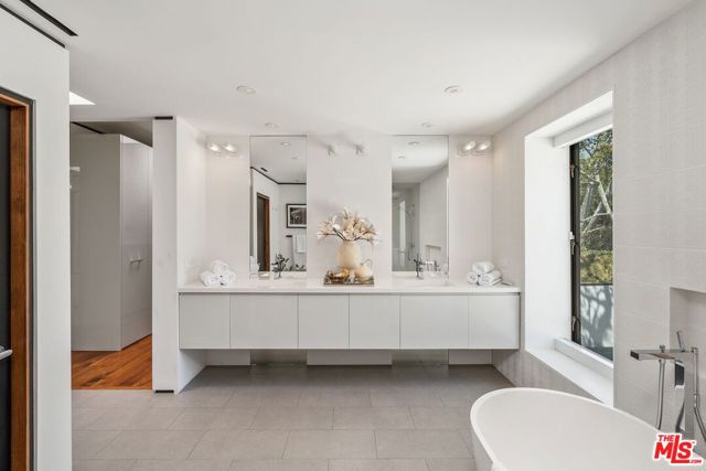 1005 Elden Way, Beverly Hills CA: https://media.crmls.org/mediaz/8b4f3c07-18b5-463e-a886-4095585cd997.jpg