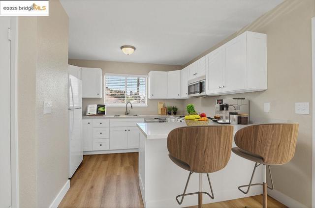 10500 Creekside Circle, Oakland CA: https://media.crmls.org/mediaz/8b4fda7c-4142-4016-99b3-2677436e0831.jpg