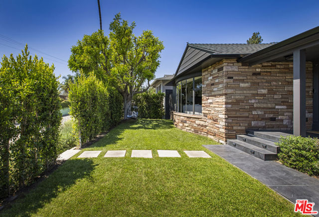 1471 Hill Drive, Los Angeles CA: https://media.crmls.org/mediaz/8b50e21f-01c8-4b78-baea-1f69dfda6f67.jpg