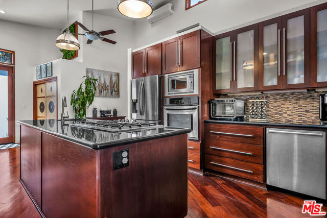 4450 Campbell Drive, Los Angeles CA: https://media.crmls.org/mediaz/8b5208d2-e42e-47b8-8b59-1f1b0a237f9b.jpg