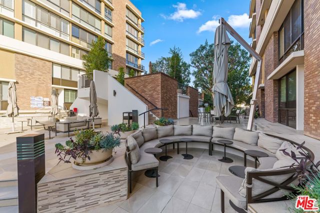 211 S Spalding Drive, Beverly Hills CA: https://media.crmls.org/mediaz/8b53a046-522f-418f-a11a-6a9dbcffabf8.jpg