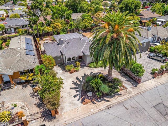 820 Eighth Avenue, Redwood City CA: https://media.crmls.org/mediaz/8b53bd4b-6510-403e-a373-9c7dfef6b244.jpg