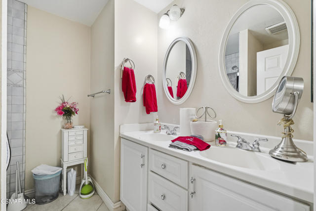 29148 Hillrise Drive, Agoura Hills CA: https://media.crmls.org/mediaz/8b53fa53-9c2d-4097-b1c6-7f936db86352.jpg