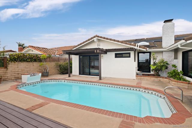 3985 Syme Dr, Carlsbad CA: https://media.crmls.org/mediaz/8b55475b-0abd-4c32-9ec5-3a19aa94c45f.jpg