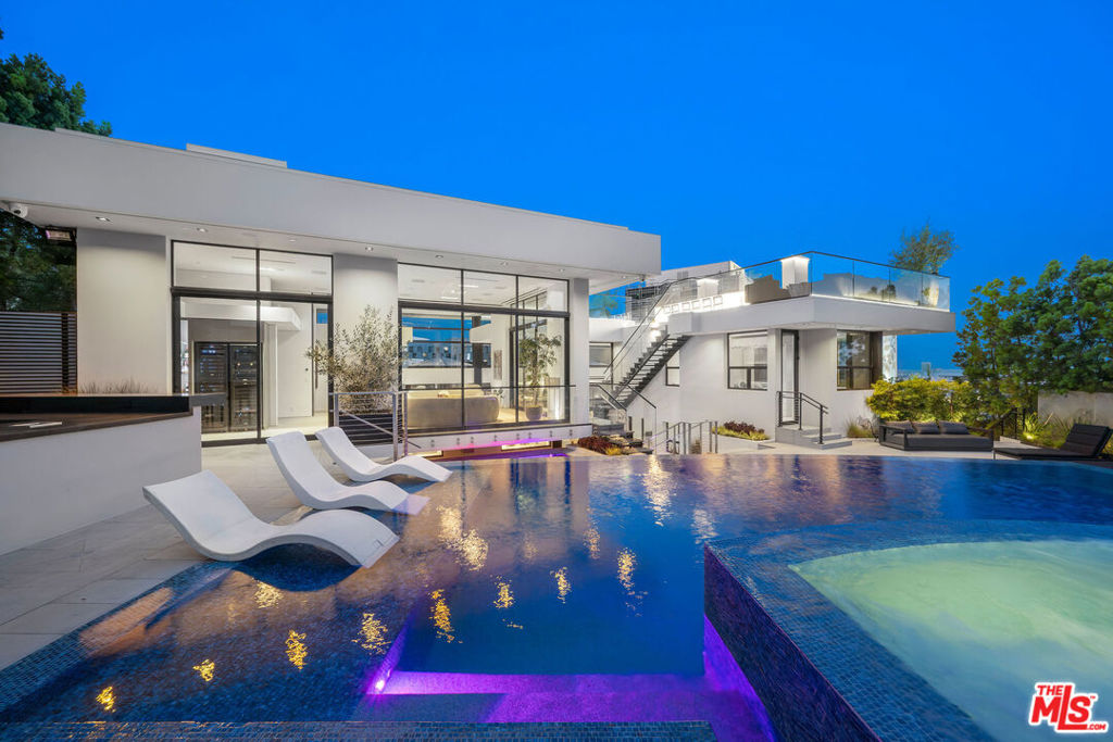1317 Londonderry Place — Modern