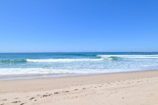 1905 Ocean Drive, Oxnard CA: https://media.crmls.org/mediaz/8b572bac-0ec2-4e23-9a61-c43ca69cb47f.jpg