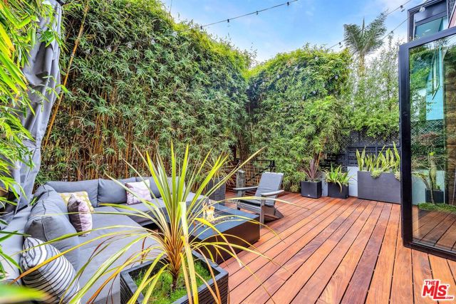 749 Oxford Ave Avenue, Venice CA: https://media.crmls.org/mediaz/8b578469-4f37-46ca-8f8a-4aa93a03b644.jpg