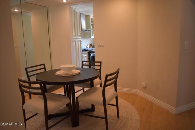 644 Warwick Avenue, Thousand Oaks CA: https://media.crmls.org/mediaz/8b578d15-0d6d-43bf-b2a3-a03b4859f597.jpg