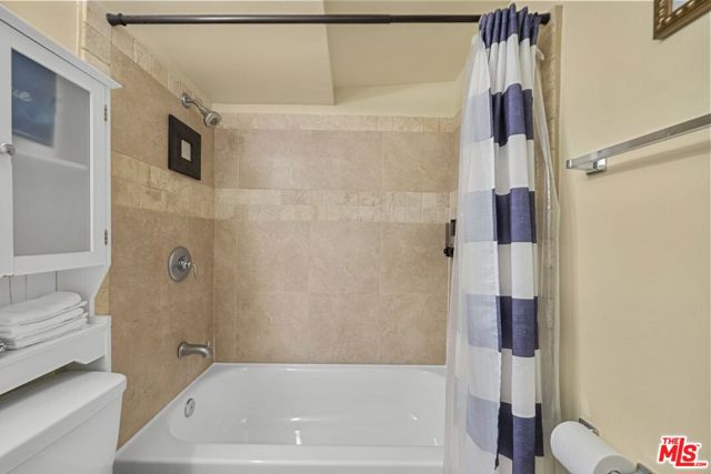 7659 Lindley Avenue, Reseda CA: https://media.crmls.org/mediaz/8b584404-a1f6-4410-9777-1b63f6229565.jpg