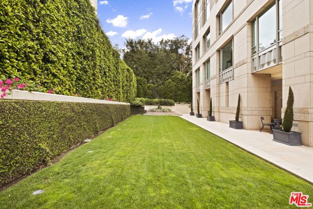 10727 Wilshire Boulevard, Los Angeles CA: https://media.crmls.org/mediaz/8b58aa45-69f9-4758-b837-2b206b70b723.jpg
