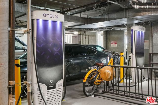 10275 Missouri Avenue, Los Angeles CA: https://media.crmls.org/mediaz/8b590d9d-47b4-4c93-8f80-84fcc53a1b70.jpg