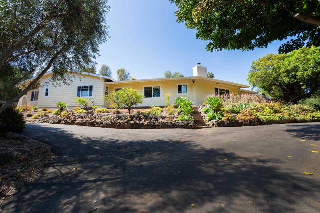 1131 Vale Terrace Dr, Vista CA: https://media.crmls.org/mediaz/8b5999cc-81fe-4d11-b13c-5a169263ff91.jpg