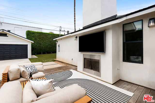 5319 West Boulevard, Los Angeles CA: https://media.crmls.org/mediaz/8b59ff2f-e6e9-4633-820c-5ccbb49489a1.jpg