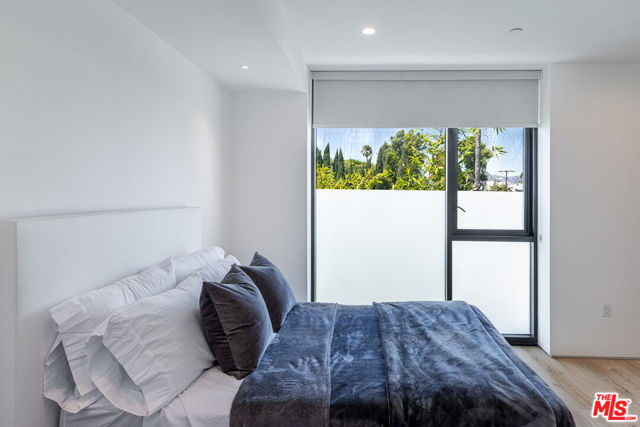 610 S Van Ness Avenue, Los Angeles CA: https://media.crmls.org/mediaz/8b5a8780-678e-47c4-b852-e9cc96b1680d.jpg