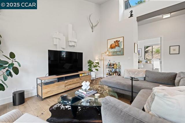 46 E Altarinda, Orinda CA: https://media.crmls.org/mediaz/8b5a8df0-08bc-4728-be69-99ea74e2337b.jpg