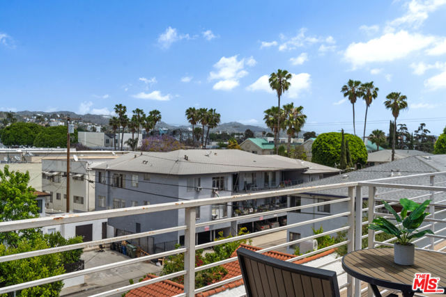 944 N Stanley Avenue, West Hollywood CA: https://media.crmls.org/mediaz/8b5bdcd9-5393-4134-8ad5-b7c6fd68fcf2.jpg