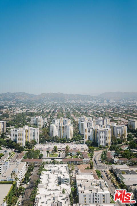 5670 Wilshire Boulevard, Los Angeles CA: https://media.crmls.org/mediaz/8b5ccd38-cd36-49d8-8058-12a1c484556d.jpg