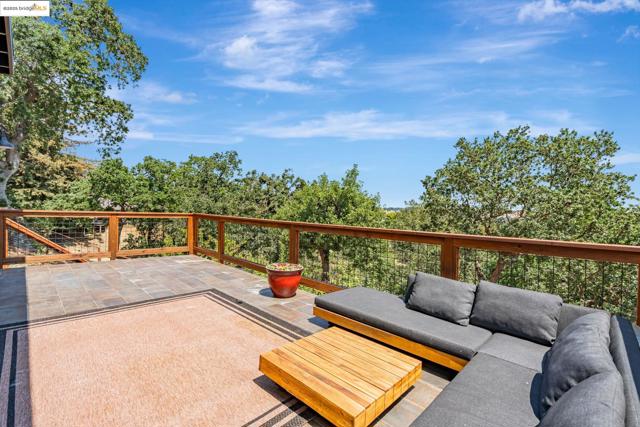 3336 Oak Ct, Lafayette CA: https://media.crmls.org/mediaz/8b5d0e5c-c60f-4ca6-b4ad-eda32c500657.jpg