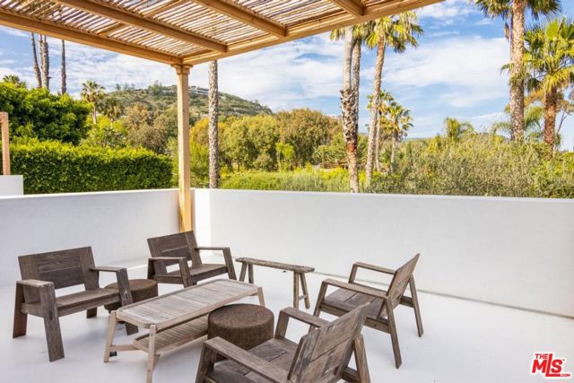 27405 Pacific Coast Highway, Malibu CA: https://media.crmls.org/mediaz/8b5de184-60c8-4948-9b6c-da2ae83d5c82.jpg