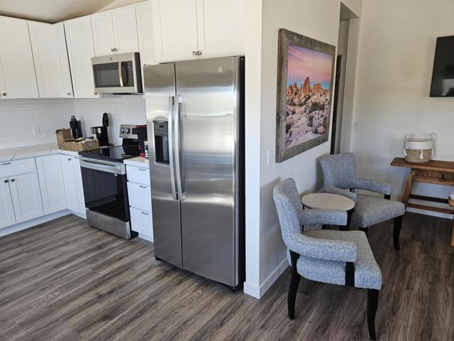 4884 Avenida Del Sol, Joshua Tree CA: https://media.crmls.org/mediaz/8b5faf4f-bb5a-4280-b79c-2e8214d600b3.jpg