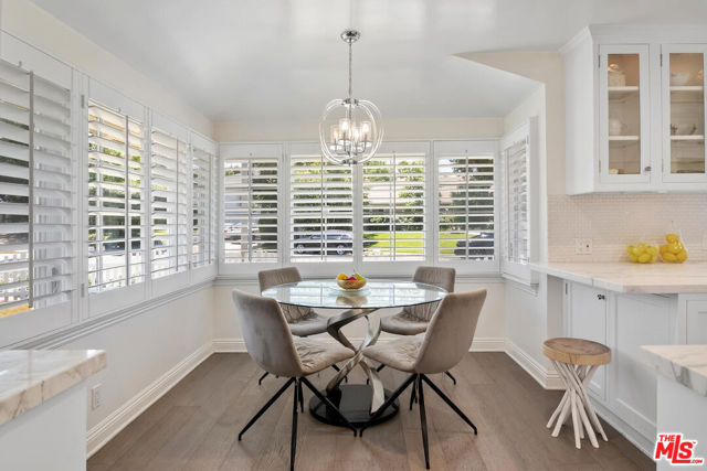 4909 Encino Terrace, Encino CA: https://media.crmls.org/mediaz/8b60019a-d941-4d79-9a82-9eb98aff300c.jpg
