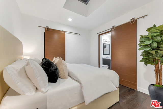 2960 LAKERIDGE Drive, Los Angeles CA: https://media.crmls.org/mediaz/8b6053f0-34cd-4d44-93de-ead3a7004352.jpg