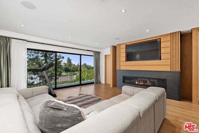 16015 Valley Wood Road, Sherman Oaks CA: https://media.crmls.org/mediaz/8b60d7ac-7db3-46a3-8caf-4ebac502b0fd.jpg