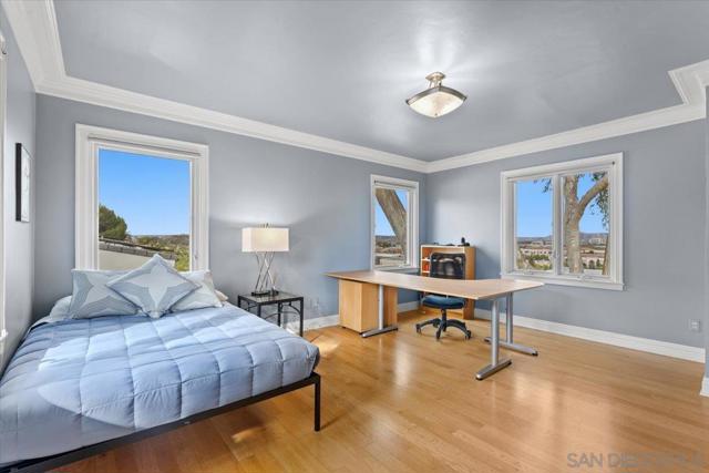 2205 Locust St, San Diego CA: https://media.crmls.org/mediaz/8b62de03-b226-49ec-b034-ded0cd8372bc.jpg