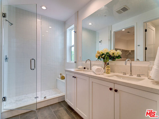 1278 Meadowbrook Avenue, Los Angeles CA: https://media.crmls.org/mediaz/8b6409af-5cbd-446f-aa85-a4237ba18ec4.jpg