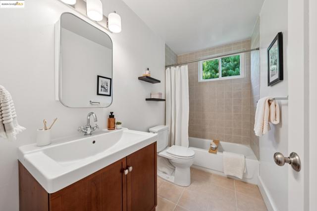 2028 Damuth St, Oakland CA: https://media.crmls.org/mediaz/8b641b81-72a9-41ed-91d1-ac642bc3c752.jpg